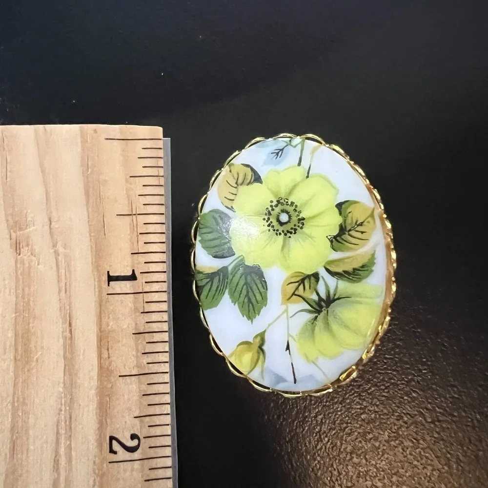 Vintage Womens Floral Brooch Yellow‎ Green Oval Gold Tone Botanical Retro